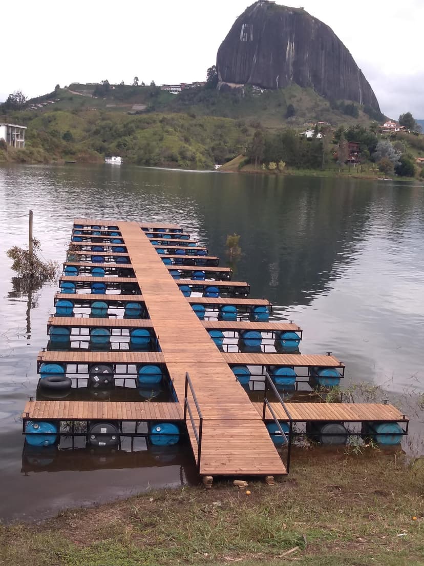 Muelle Sobre la Represa Guatape - El Peñol