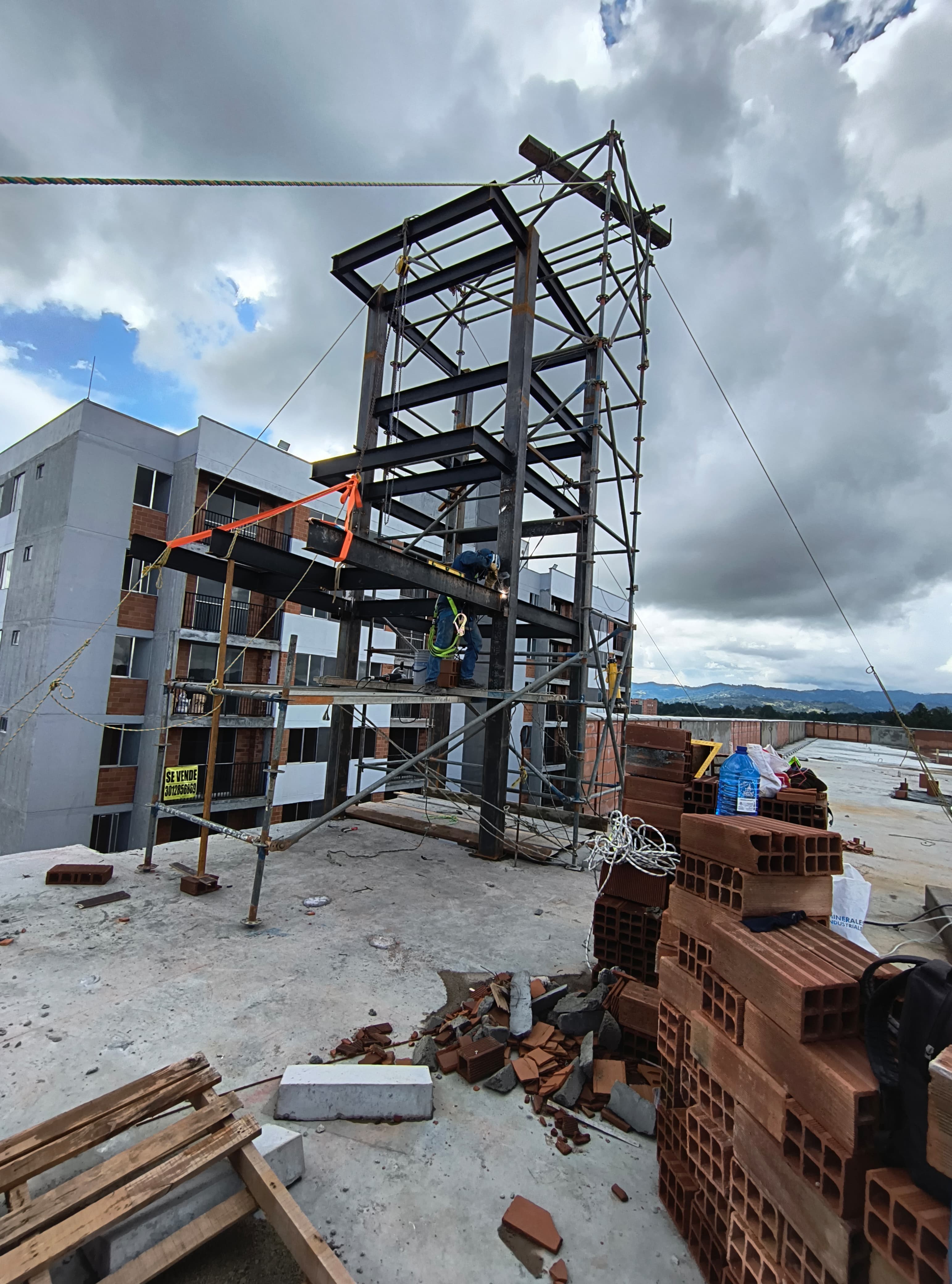Soldadura de estructura metálica pesada en perfil I sobre cubierta de edificio en Medellín - ConCivil Aceros
