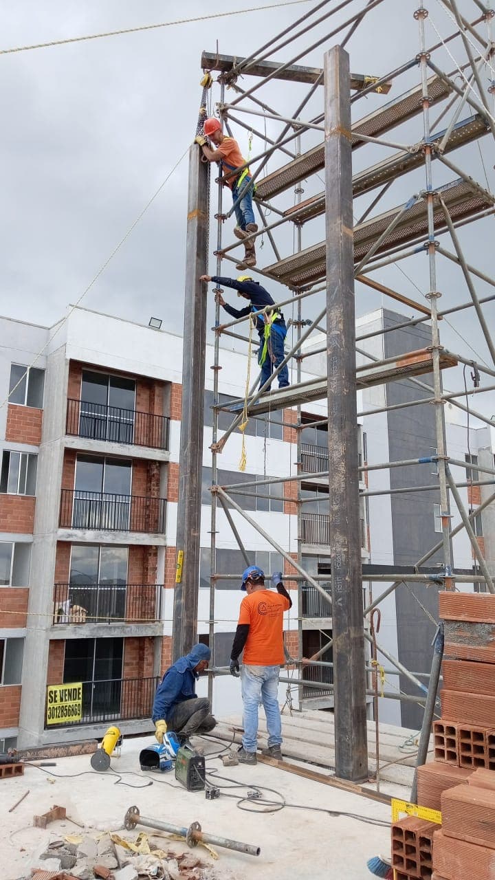 Montaje de columnas metálicas en altura con andamio y línea de vida - ConCivil Aceros